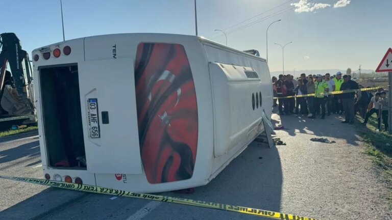 afyonkarahisarda-tekstil-iscilerini-tasiyan-midibus-ile-otomobil-carpisti-t8A3VsQB.jpg