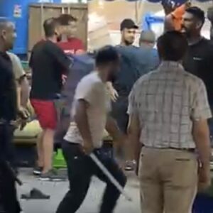 pazarcilar kavga etti sopalar yumruklar tekmeler havada ucustu mQJMBHnd