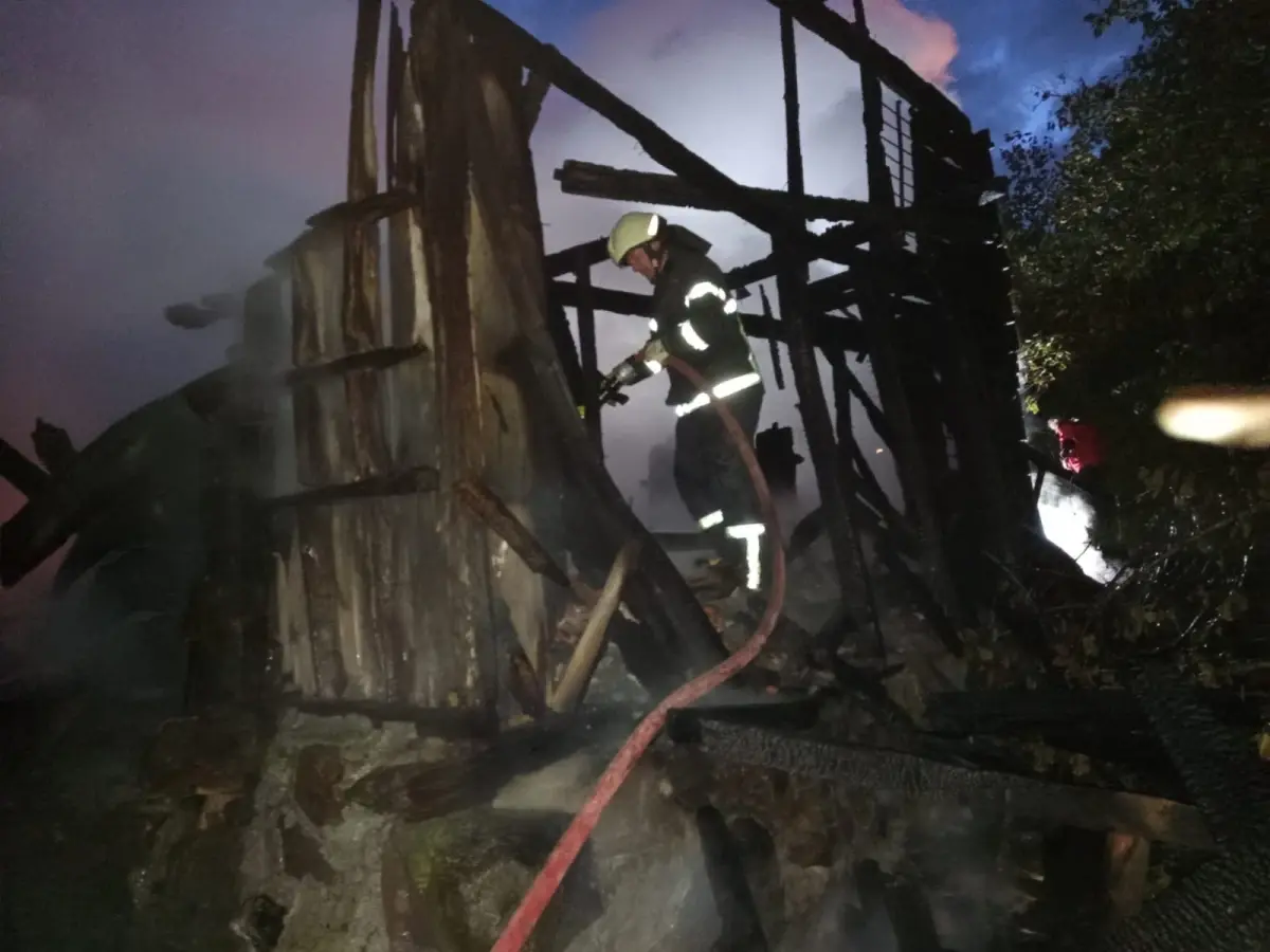 caybasinda ahsap ev yanginda kullanilamaz hale geldi 9JeqPv91