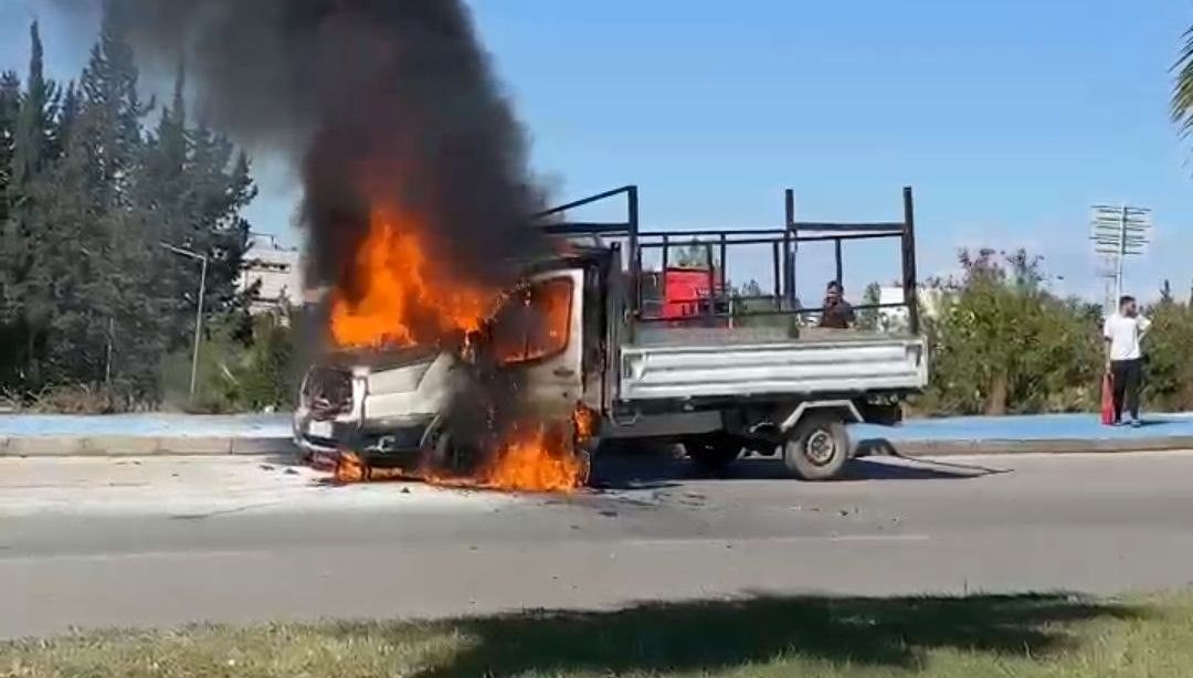 adanada kamyonet alev alev yandi vXY1Ts9M