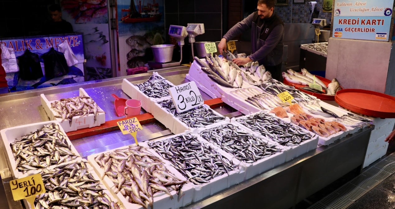 balik tezgahlarina yogun ilgi 3 kilosu 200 liradan satiliyor Du1WbyKO.jpg