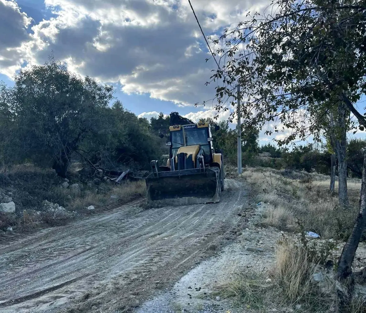 denizlide mahalleli yolu kendi imkanlariyla duzeltti vGeJheiK.jpg