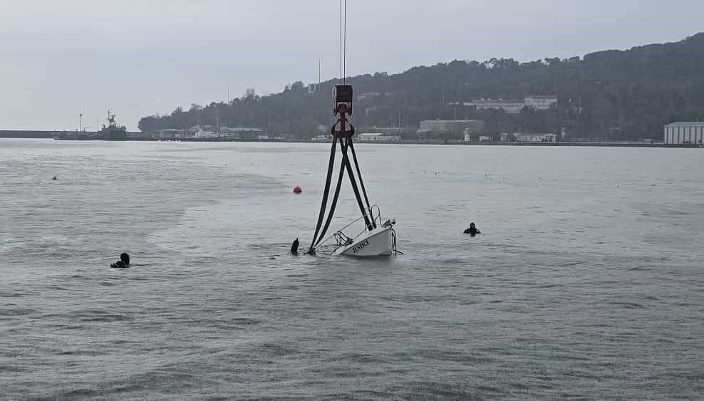 firtinada batan mini yat vinc yardimiyla karaya cikarildi T9CmDQmG