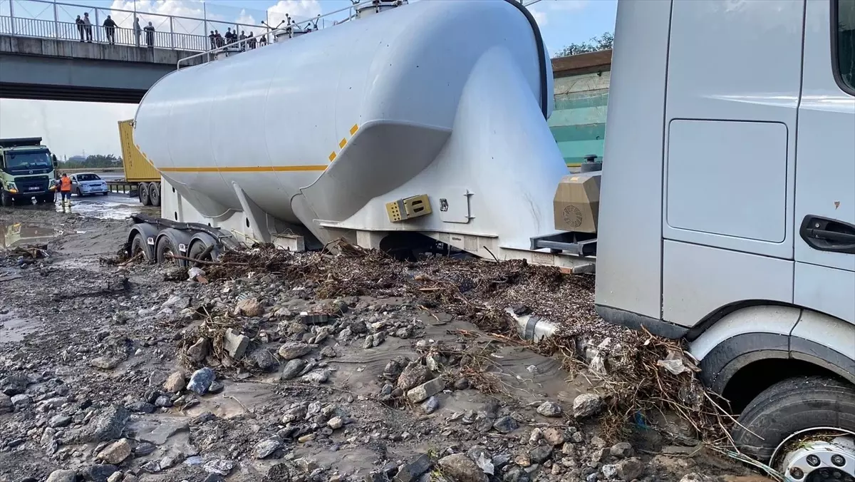 hatayda saganak nedeniyle ev ve is yerlerini su basti araclar yollarda mahsur kaldi L6ZkiKNl.jpg