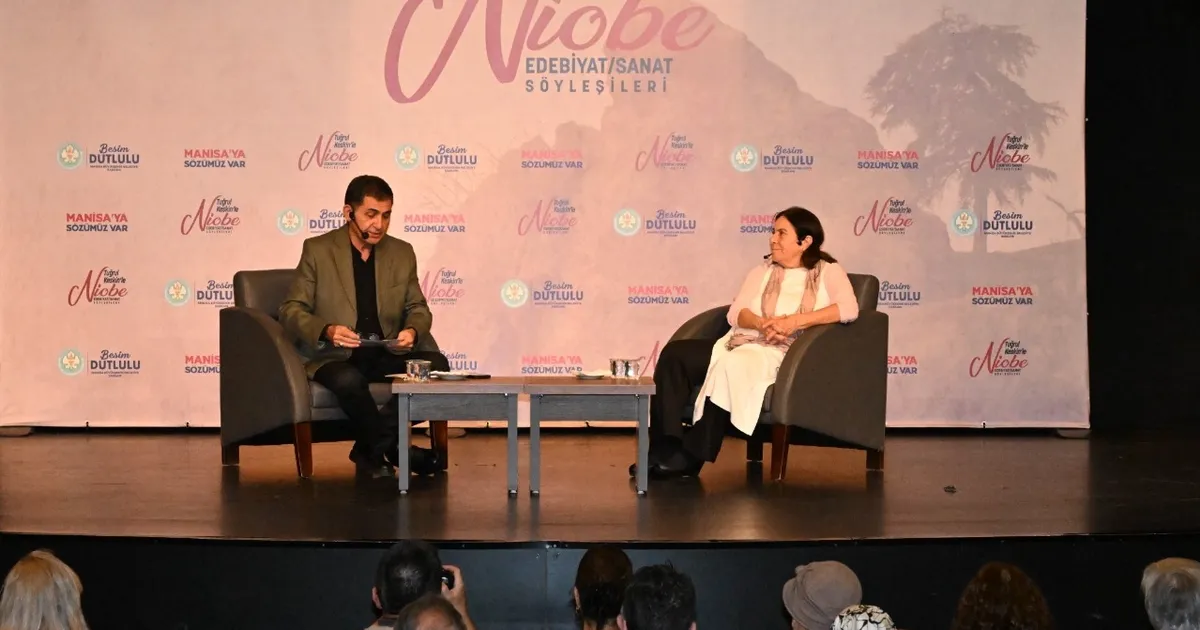 latife tekin manisada sanatseverlerle bulustu wiqMXXWx.webp