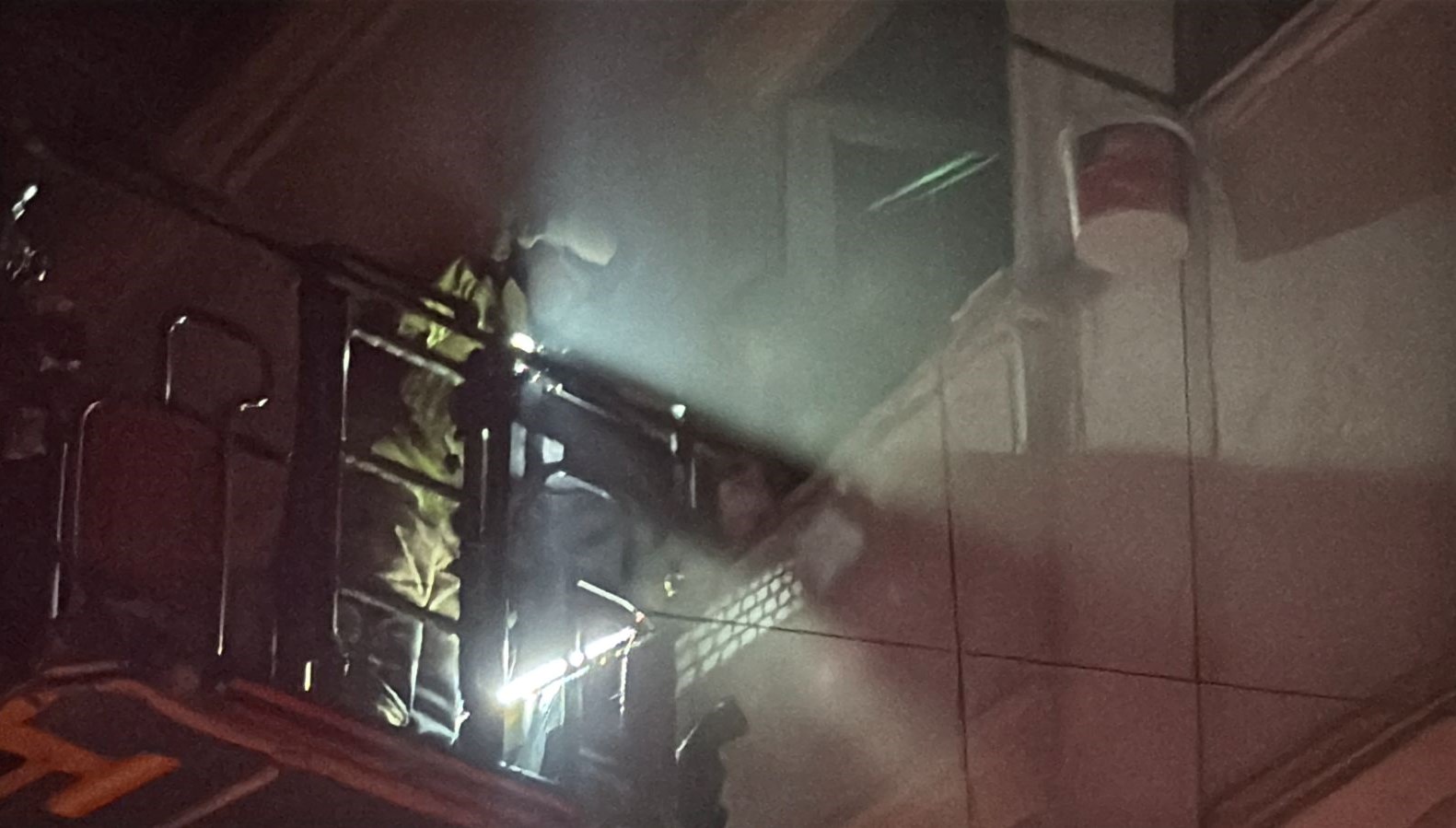 beyoglunda korkutan yangin mahsur kalan 4 kisi kurtarildi nBtjTvGh.jpg