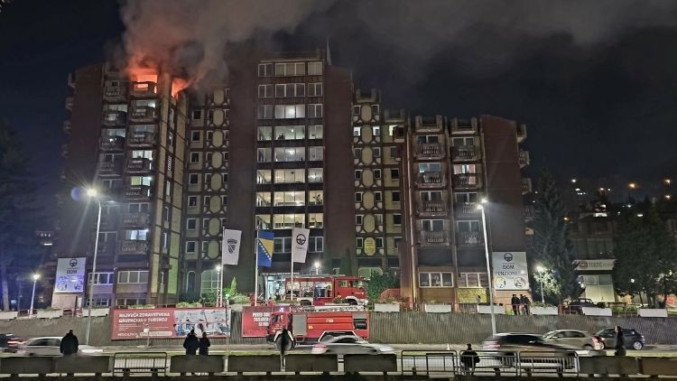 bosna hersekte huzurevinde yangin faciasi cok sayida kisi hayatini kaybetti fG596I3i.jpg