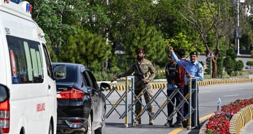 milyonlarca-kisinin-yasadigi-sehirde-halk-eve-tikilip-kaldi-onlarin-gitmesini-bekliyorlar-qg89SY6C