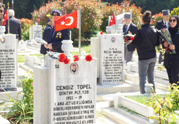 edirnekapi-sehitliginde-duygusal-anma-hava-sehitleri-unutulmadi-L1DTxBVS