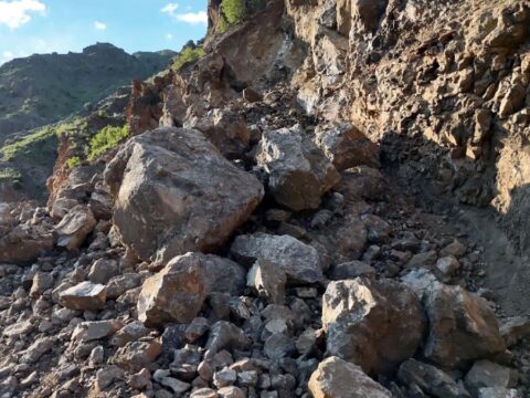 Dev kayalar yine yolu kapattı: Mahalleli tepki gösterdi
