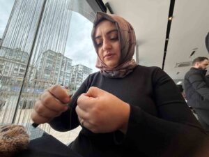 SAVAŞÇILARIN ZIRHINDAN DÜĞÜNLERİN BAŞ TACINA İSKİTLERDEN GÜNÜMÜZE UZANAN KADİM ÖRGÜ SANATI TRABZON HASIRI, YÜZYILLARA MEYDAN OKUYARAK VARLIĞINI SÜRDÜRÜYOR SAVAŞ MEYDANLARINDA ZIRH OLARAK DOĞAN KADİM ÖRGÜ SANATI, YÜZYILLARIN İÇİNDEN SÜZÜLEREK TRABZON HASIRI ADIYLA ALTIN BİR MİRASA DÖNÜŞTÜ